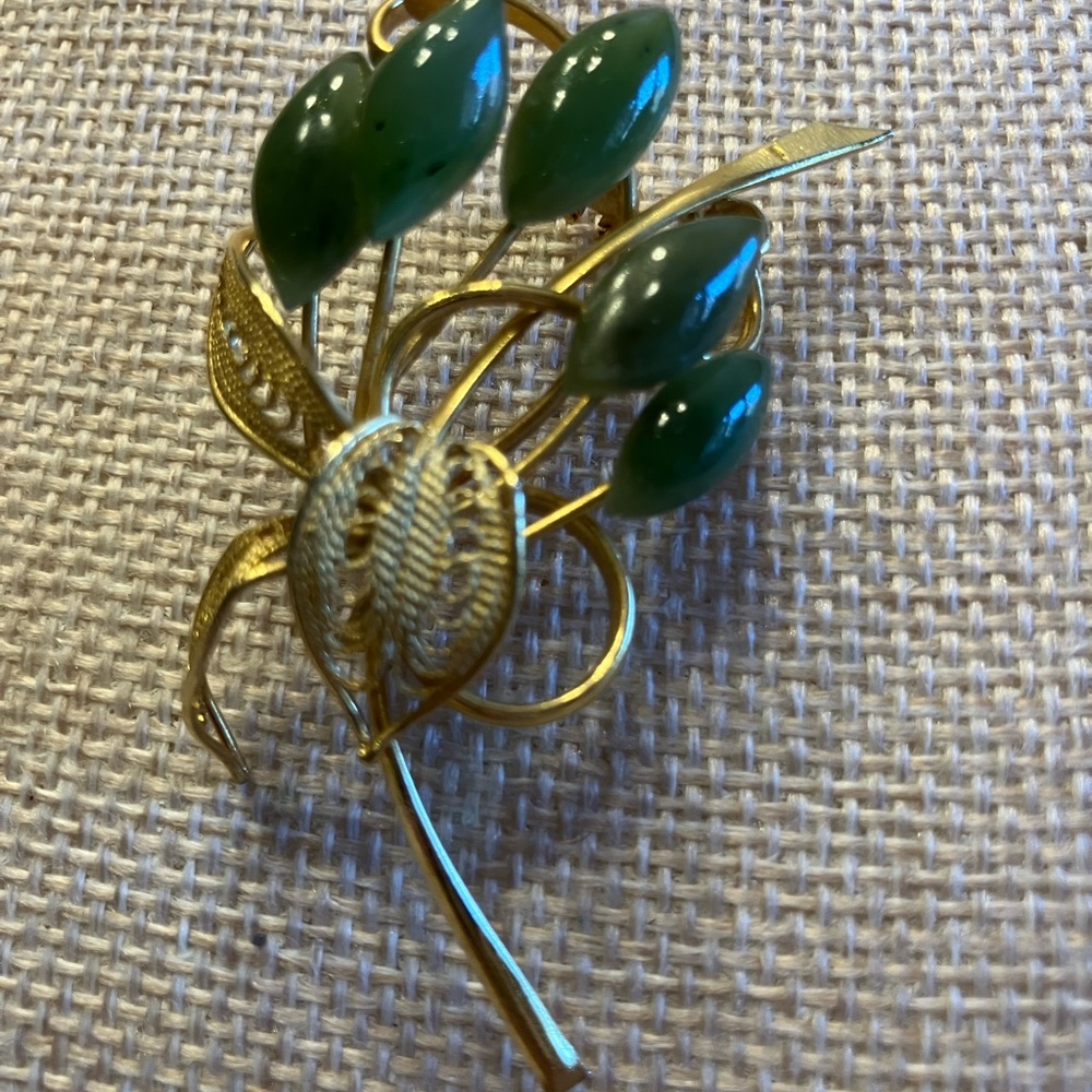JADE FLOWER BROOCH 2 1/4” GOLD TONE - Picture 4 of 8